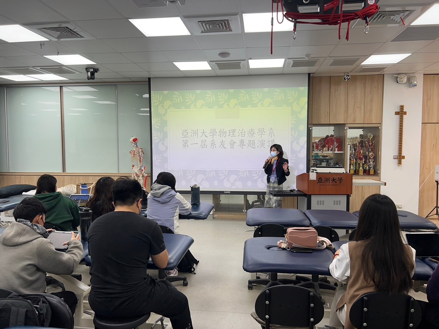 圖為亞大物治系主任陳綉儀,歡迎系友回娘家。