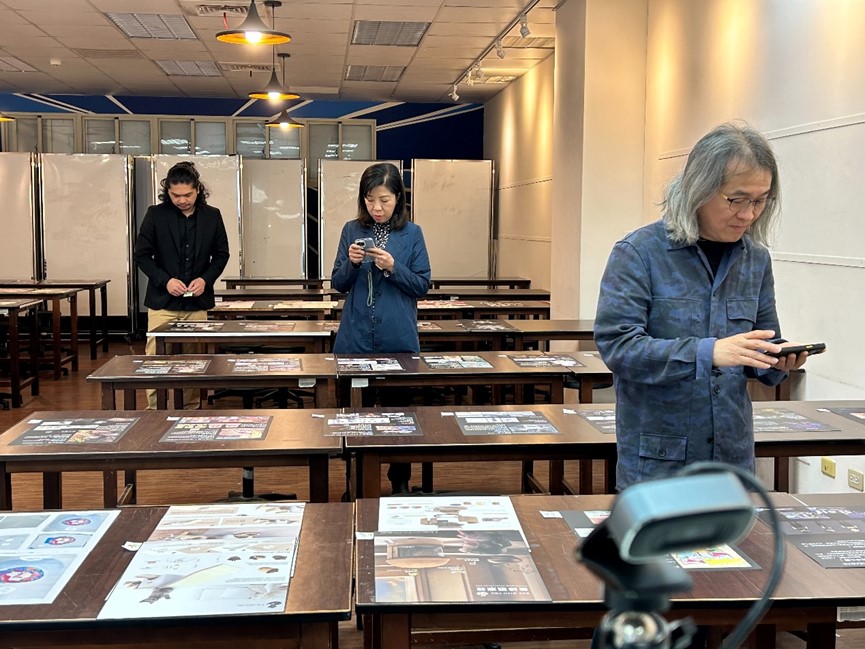 圖為(由右而左)美可特品牌企劃設計總監王盈發、知本設計總經理兼總監蔡慧貞、本質設計顧問公司總監陳信宇,進行作品評比。