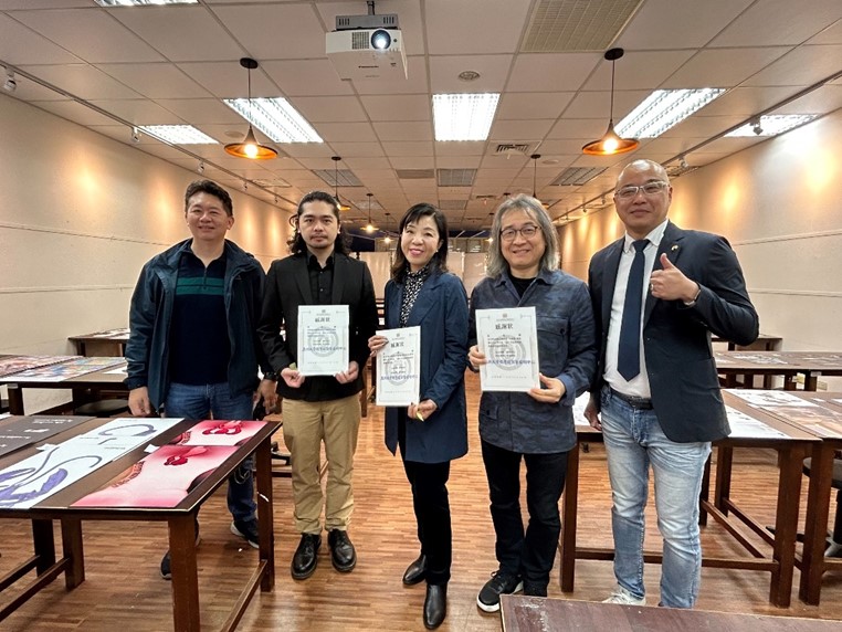 圖為「2024紅點傳達校外審查活動」,(由右而左)亞大視傳系主任方曉瑋、美可特品牌企劃設計總監王盈發、知本設計總經理兼總監蔡慧貞、本質設計顧問公司總監陳信宇、亞大發明中心主任林信宏合影。