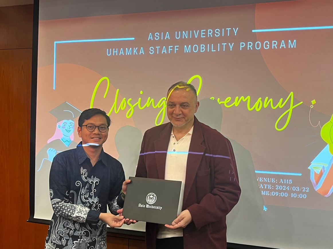 圖為印尼UHAMKA大學Andi講師(左),完成亞大博士橋接課程後,由經管系穆馬速老師授證。