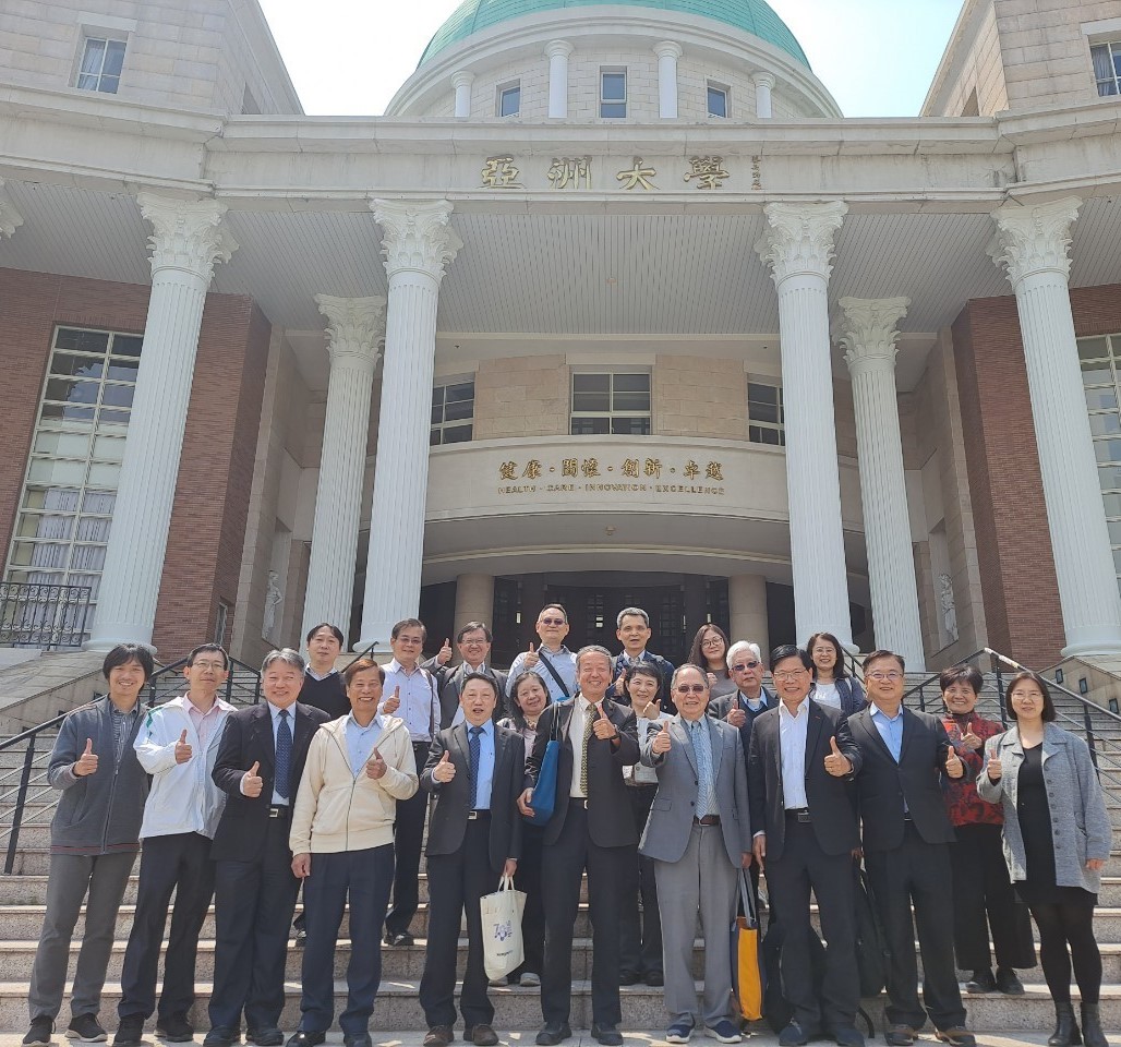 圖為亞洲大學副校長曾憲雄(前排右5)、中研院陳力俊院士(前排右4)、「中技社」陳綠蔚執行長(前排右6),和參訪的「中技社」成員、亞大師長合影。