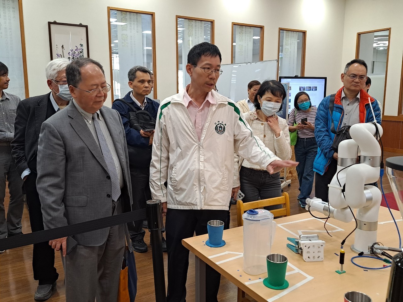 圖為「中技社」成員,在亞大圖書館AI體驗坊,觀摩機器人泡咖啡。