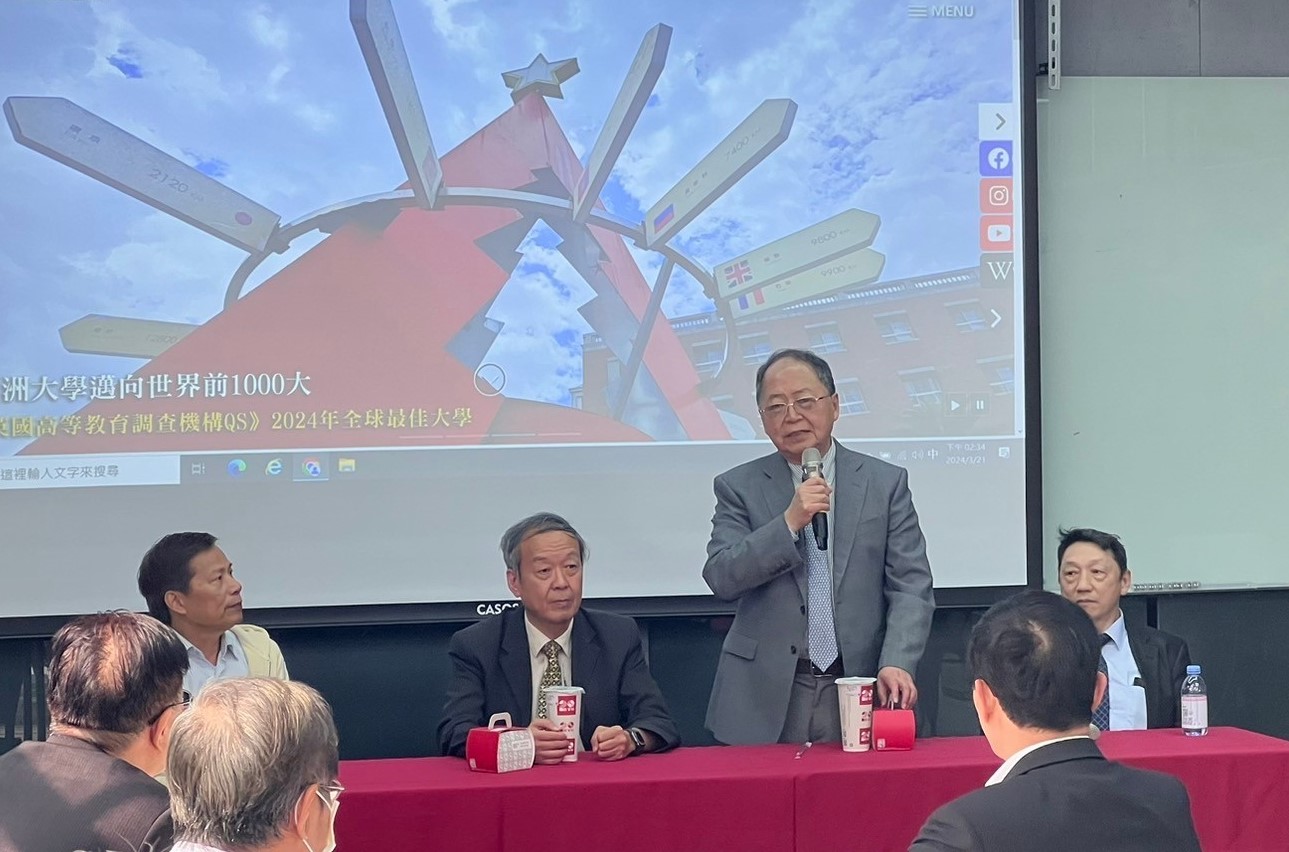 圖為中研院陳力俊院士(右2)、「中技社」陳綠蔚執行長(右1)等成員參訪亞大,與亞大副校長曾憲雄(右3)、人工智慧學院長洪西進(右4)等,進行經驗交流。
