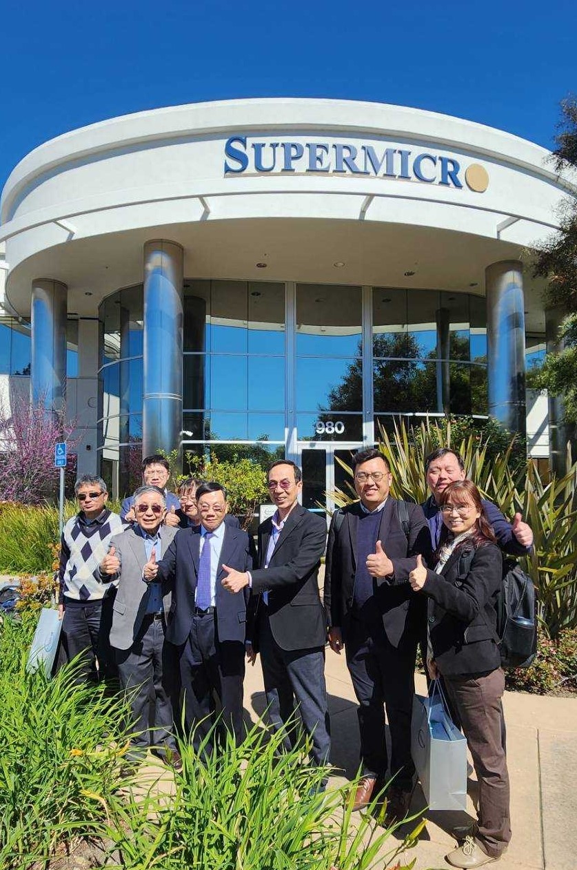 圖為亞大校長蔡進發(左4)、美超微電腦Supermicro創辦人暨執行長梁見後(左5)、亞大團隊等,在Supermicro總部內合影。