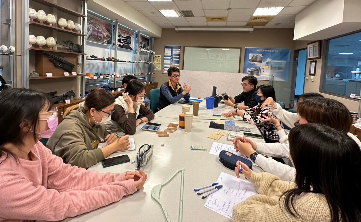 圖為亞大商品系同學參訪邦泰複合材料公司,並與公司人員討論材料特性。