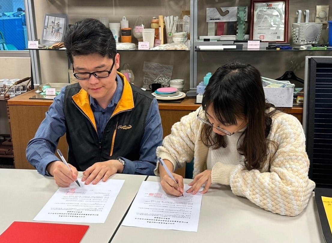 圖為邦泰複合材料公司賴德倫經理(左),與亞大商品系第15屆畢業籌備委員會副總召林奕箴同學,簽訂第15屆畢業專題「WINx3」產學合作協議。