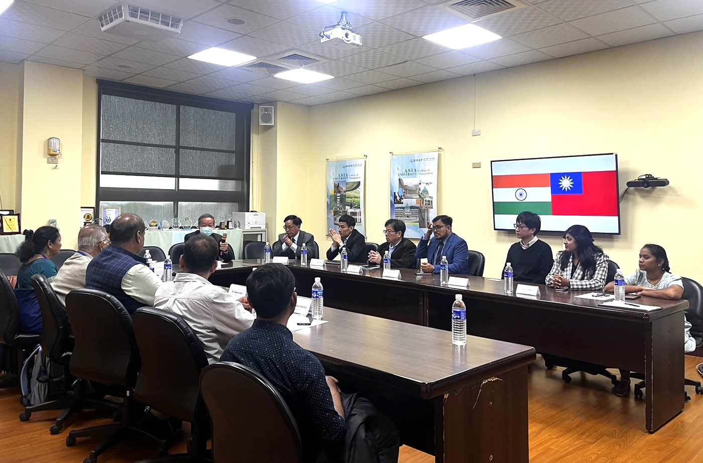 圖為亞大、印度印多爾大學兩校代表,討論交流合作事宜。