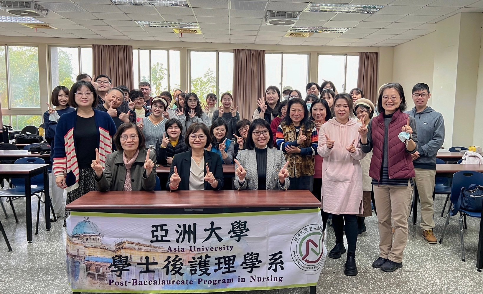 圖為亞大護理學院長吳樺姍(前排左2)、後護系主任林碧珠(前排左1)、台中市居家護理聯盟理事長王芷湄(前排左3),和參與「系友回娘家」活動的系友、在校生等合影。