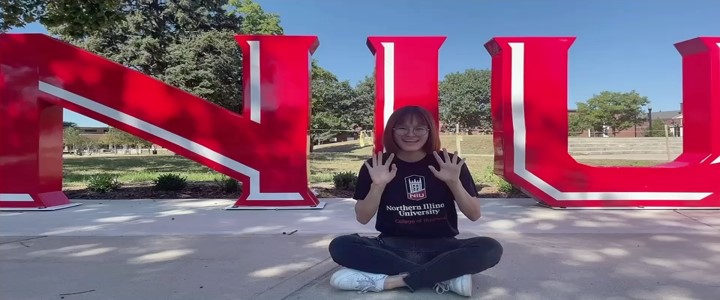 亞大會資系張鈞涵在姐妹校美國北伊利諾大學的生活照。