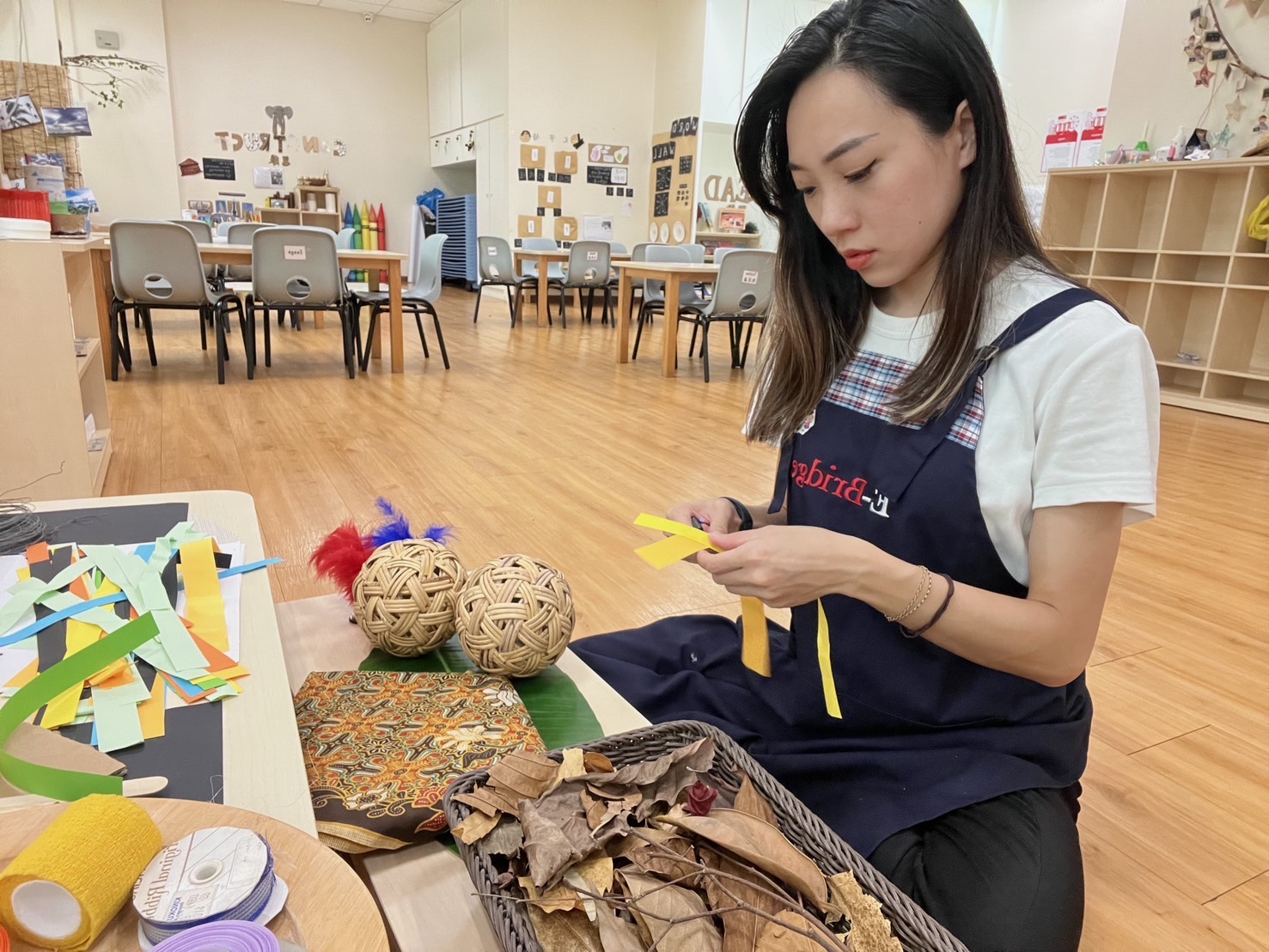 亞大幼教系畢業生林依儒,在新加坡伊橋幼兒園任教,於幼兒教育自然素材區備課情形。