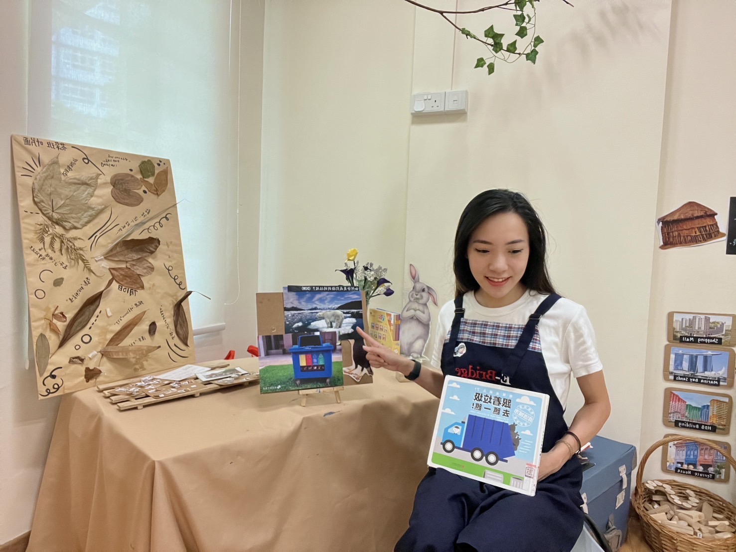 亞大幼教系畢業生林依儒,在新加坡伊橋幼兒園服務,示範華語教學。