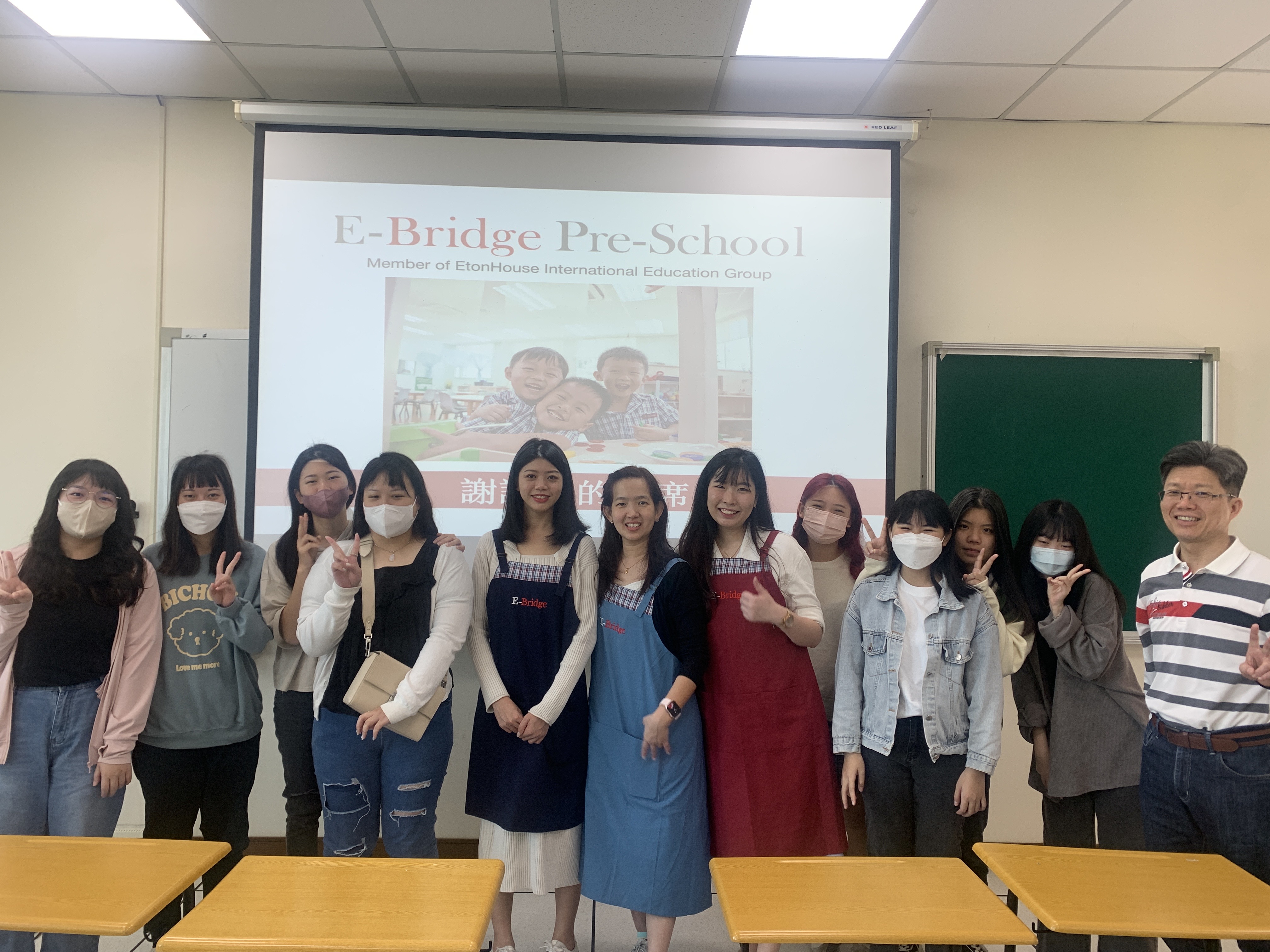 新加坡伊橋幼兒園2024年3月專程來亞洲大學徵才,向師長說明會後合影。