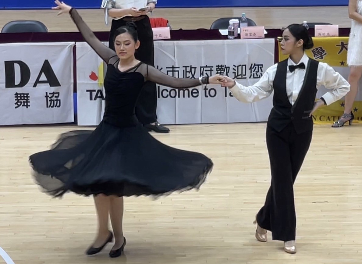 圖為亞大運動舞蹈社賴逸嘉、黃馨儀同學表演,獲得新生單項「Slow Tango」第1名。