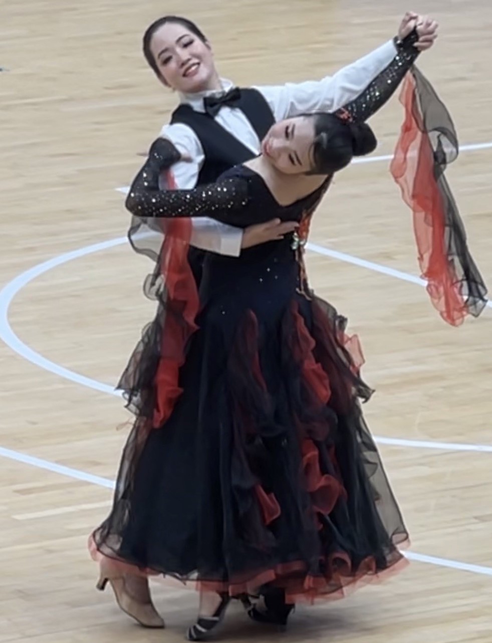 圖為運動舞蹈林珈妤、李麗新,獲得新生單項「華爾滋」第2名。