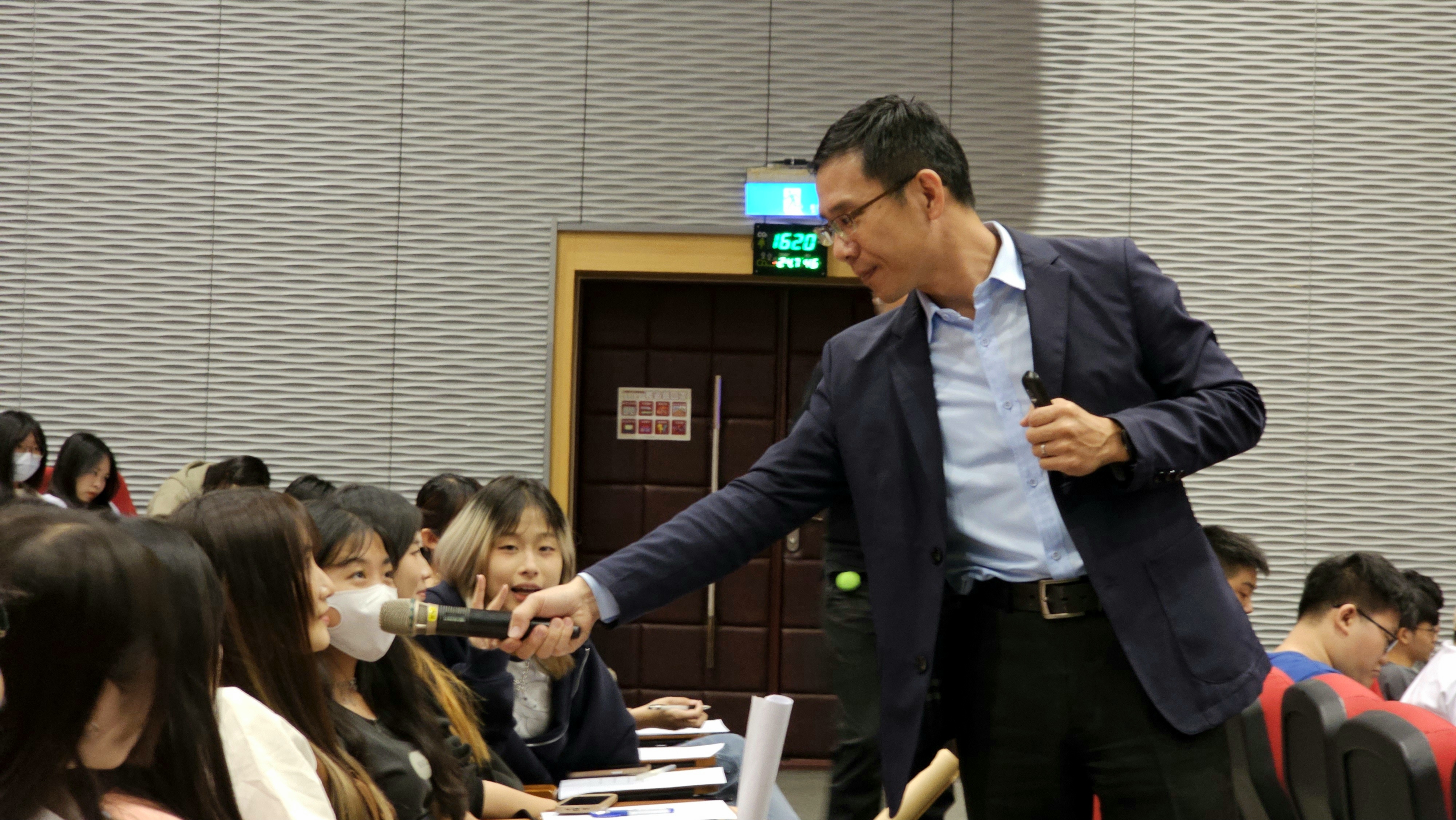 圖為企業講師劉榮祥(右),在文學嘉年華演講中與同學互動。