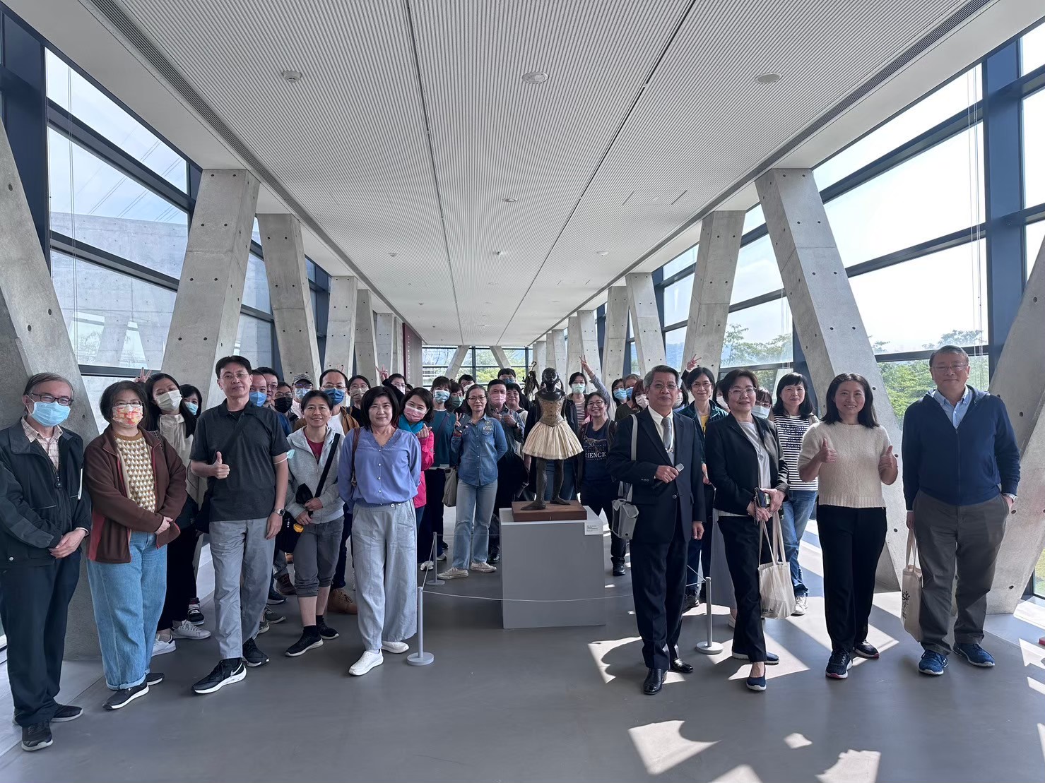 圖為科博館同仁和志工,至亞大現代美術館,進行「失智友善館舍安排與導覽」實務演練與交流。