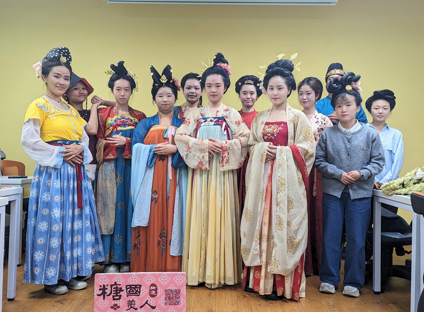 圖為「大唐妝髮變裝」課程,讓參與同學化身為大唐美人。