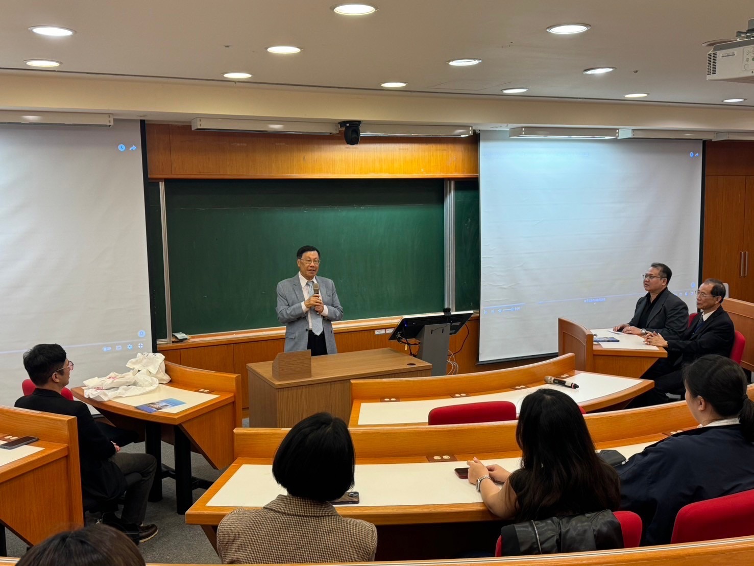 圖為亞大校長蔡進發,歡迎菲律賓中央大學師生代表團來亞大參訪。