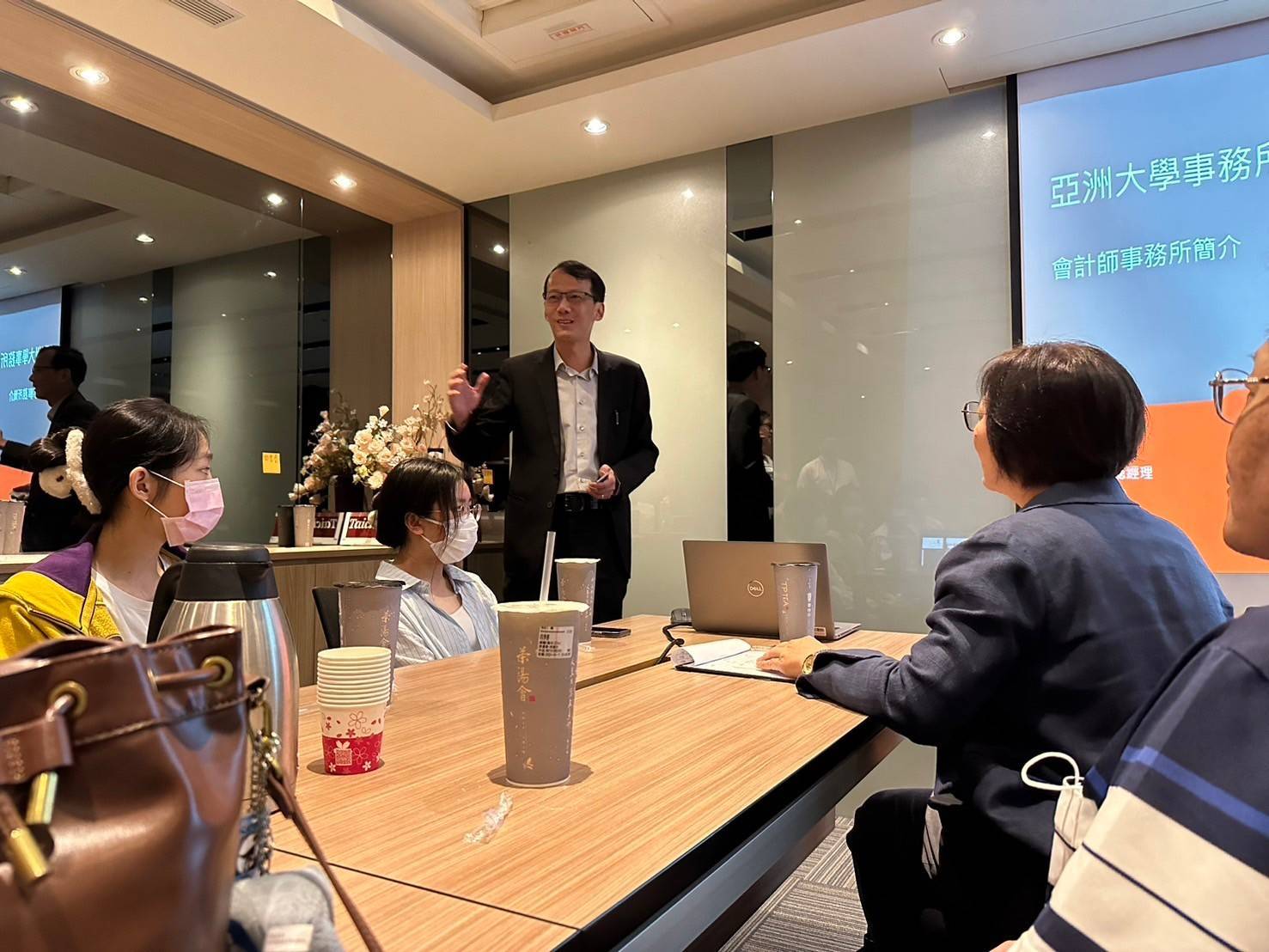 圖為台中資誠聯合會計師事務所長徐建業,介紹公司多元服務項目。