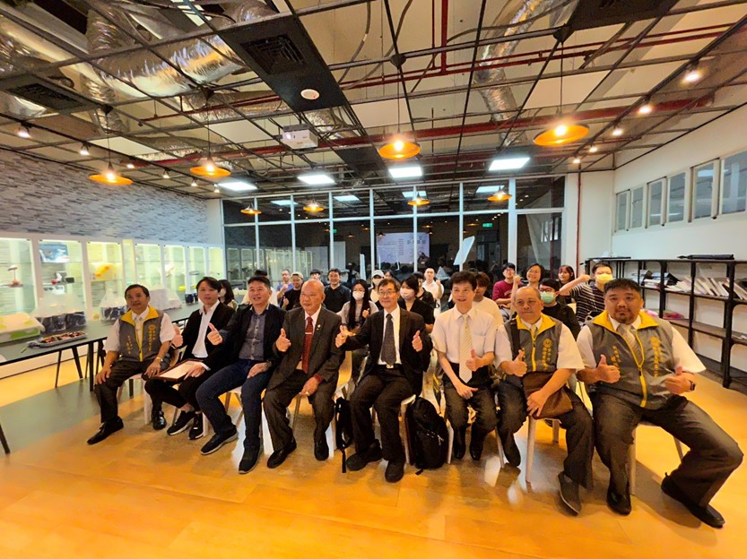 圖為亞大創意設計暨發明中心金工班開幕典禮,與會代表與亞大師生合影。