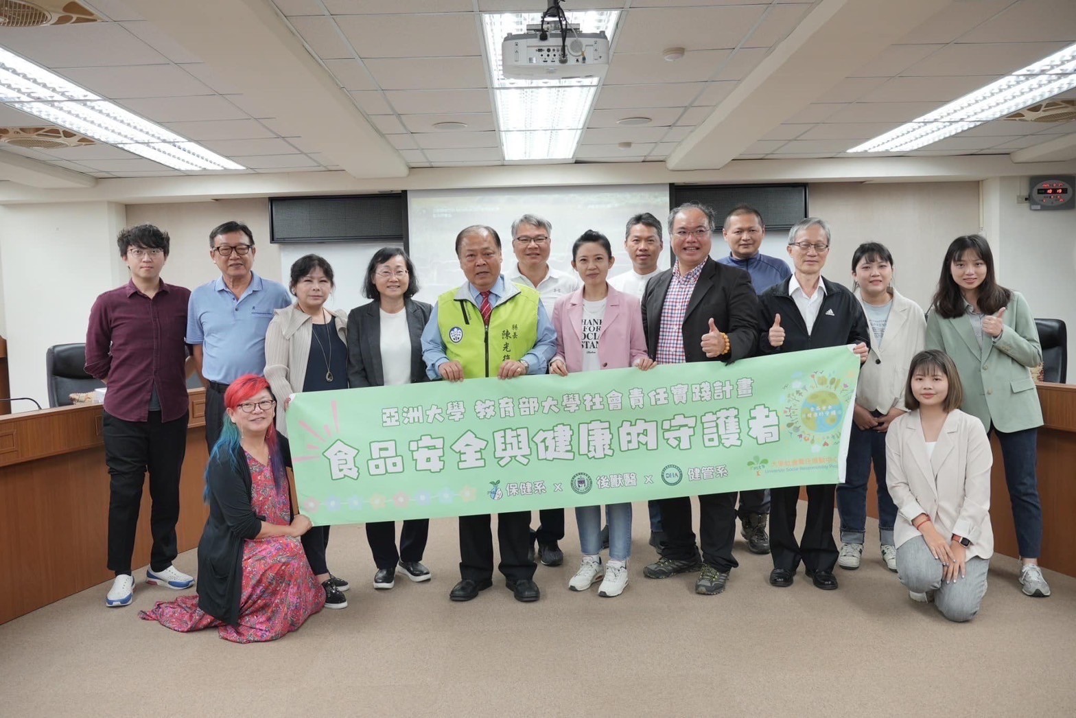 圖為澎湖縣推動水質安全計畫,澎湖副縣長林皆興(左5)、衛生局長陳淑娟(左6)、計畫執行人亞大食安中心主任蔣育錚(左7),和縣府人員合影。