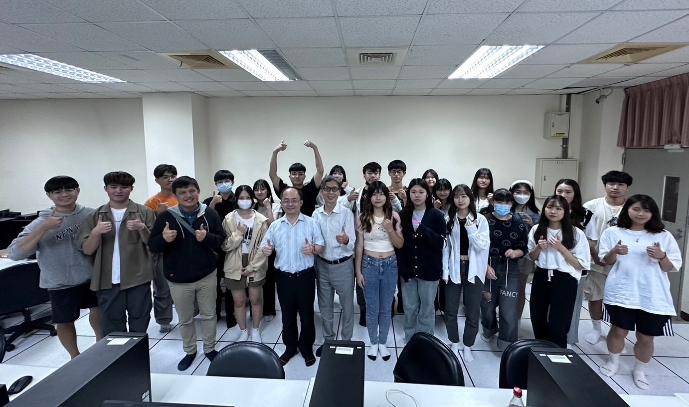 圖為「第1屆亞大校園短影音競賽」,亞大資傳系師長和參加高中職生合影。