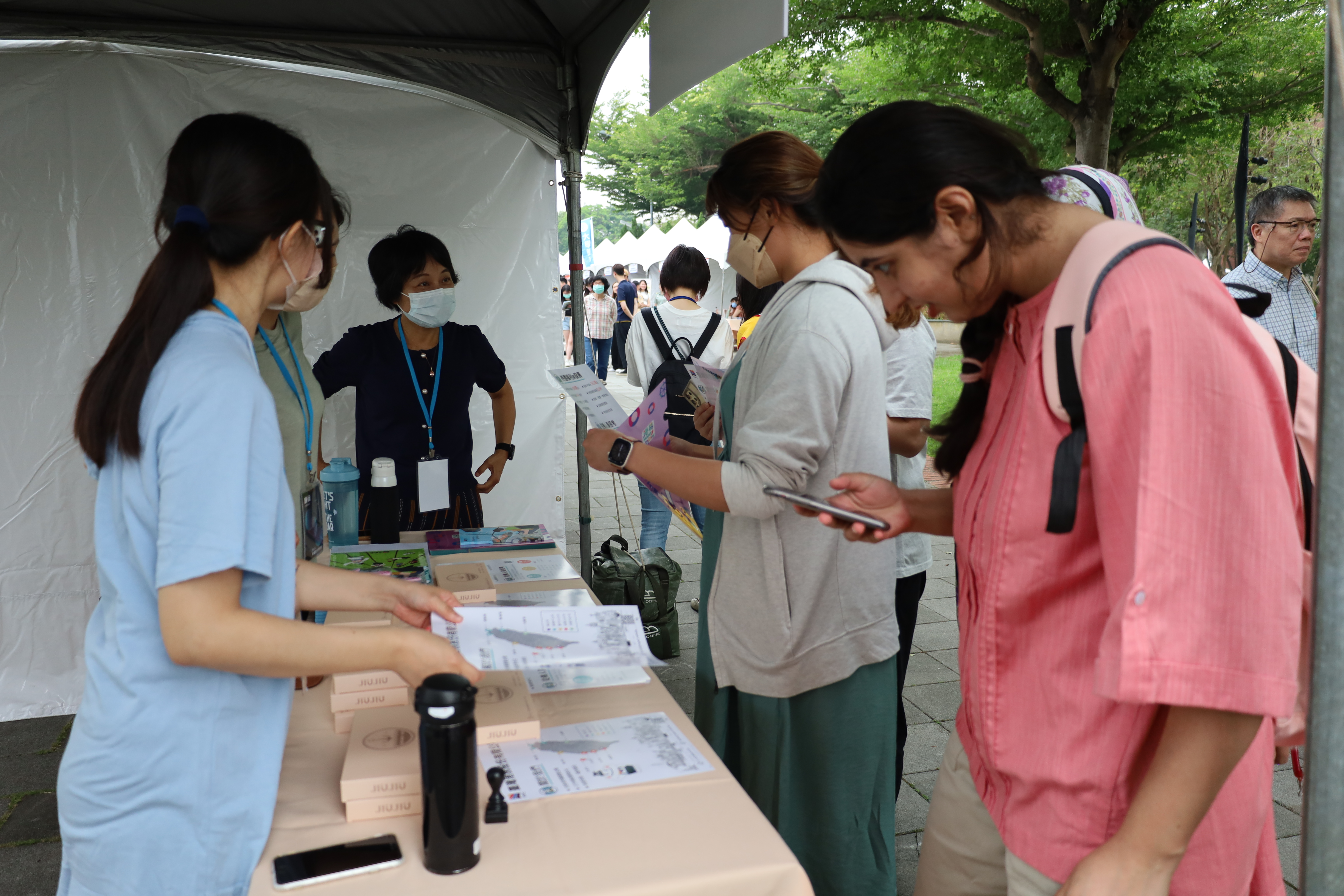 圖為亞大「2024國際生就業博覽會」，許多國際生參與，了解企業提供職缺。