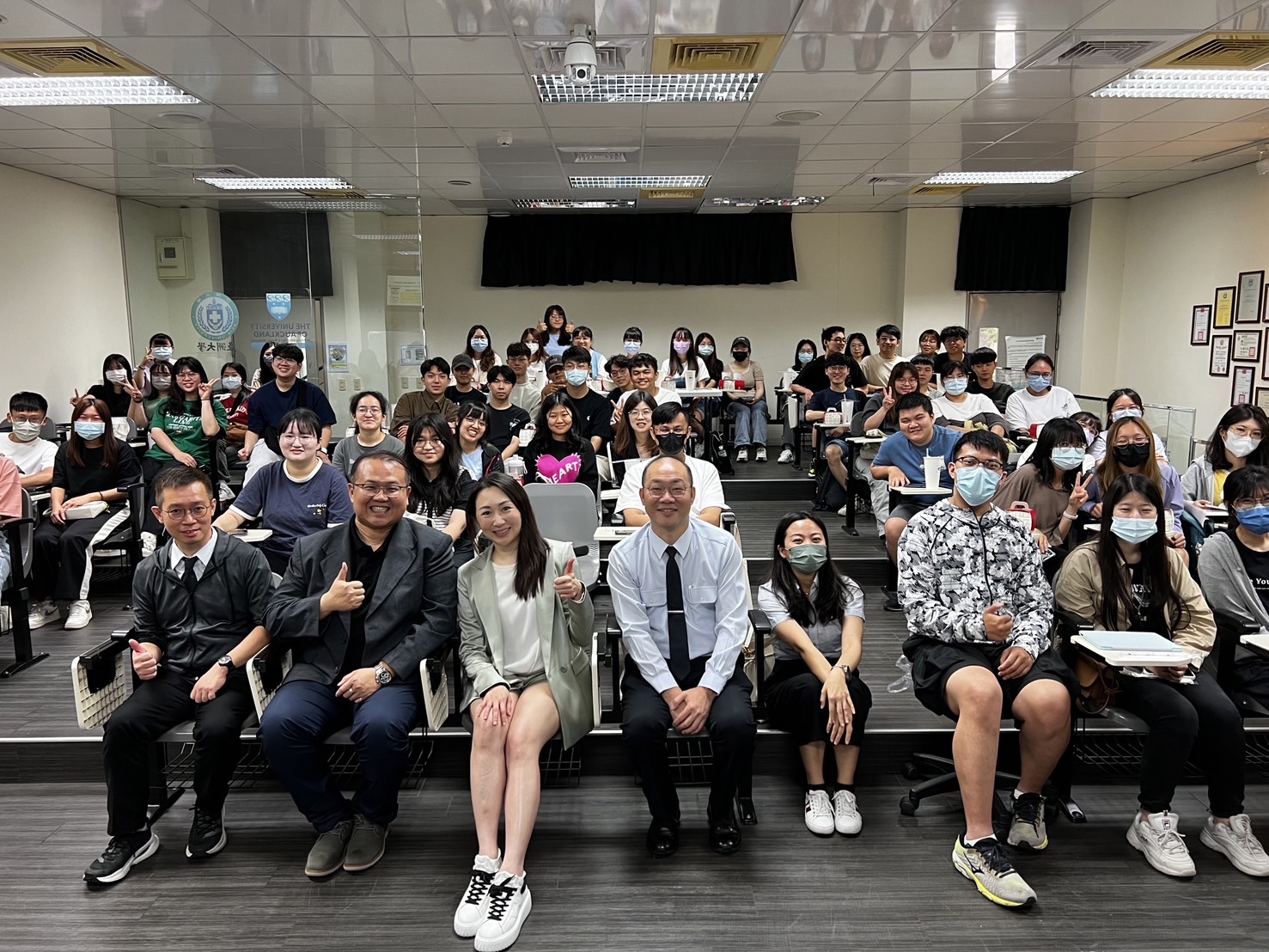 圖為亞大視光系主任曾榮凱(前排左2)、寶島眼鏡總經理蔡宜珊(前排左3)等,與視光系同學合影。
