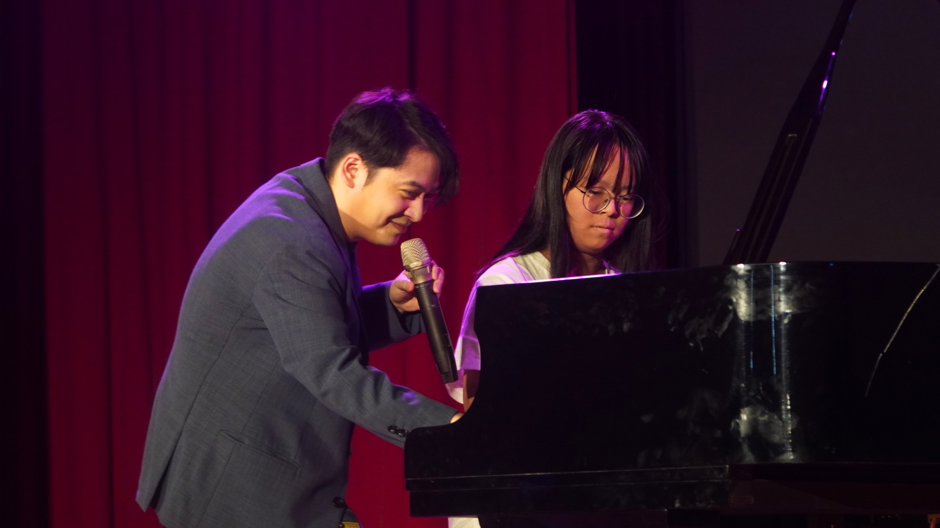 V.K.克現場指導亞大學生(視傳系 呂蔚羚)演奏技巧。