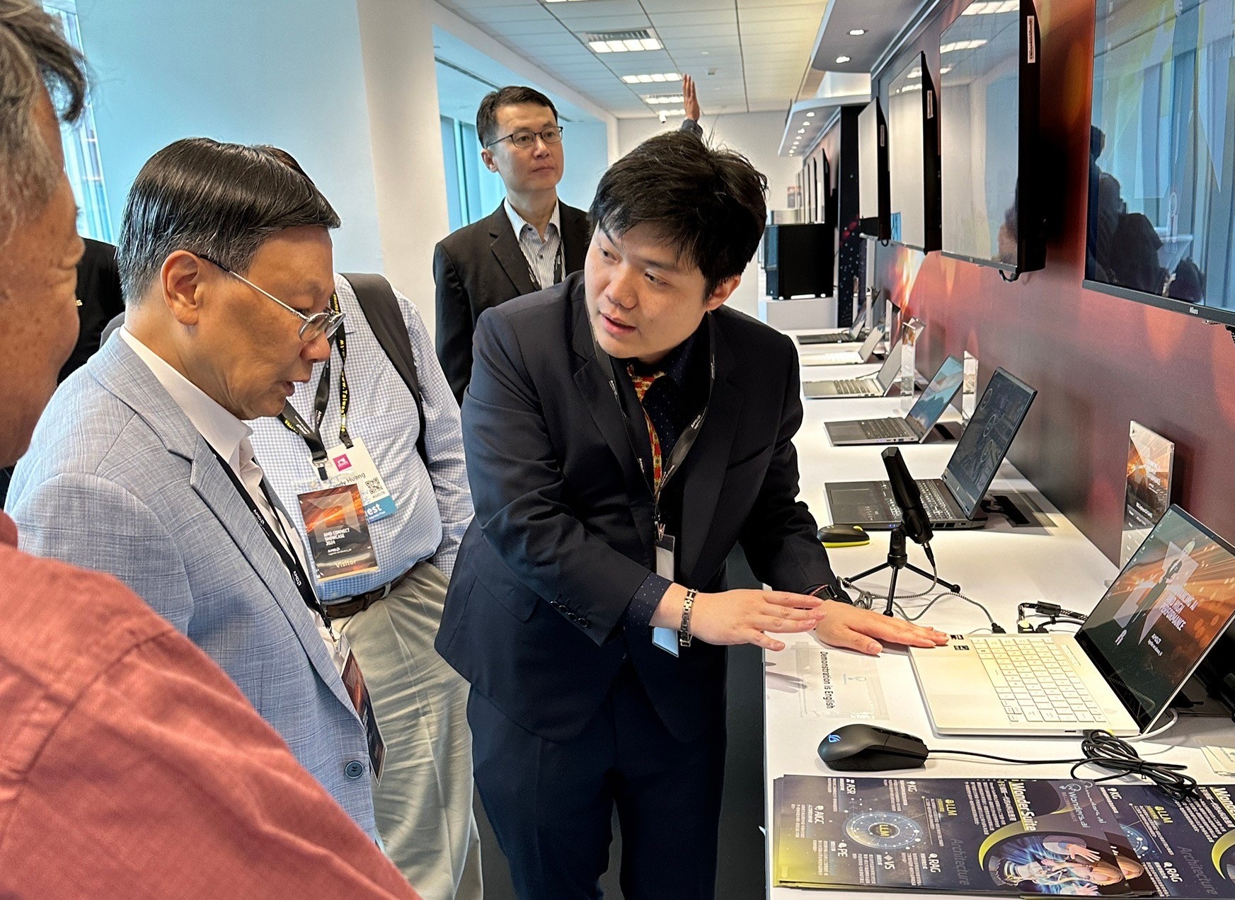 AMD的專員在展示中心向亞大校長蔡進發(左)介紹AMD本次COMPUTEX三大主打項目。