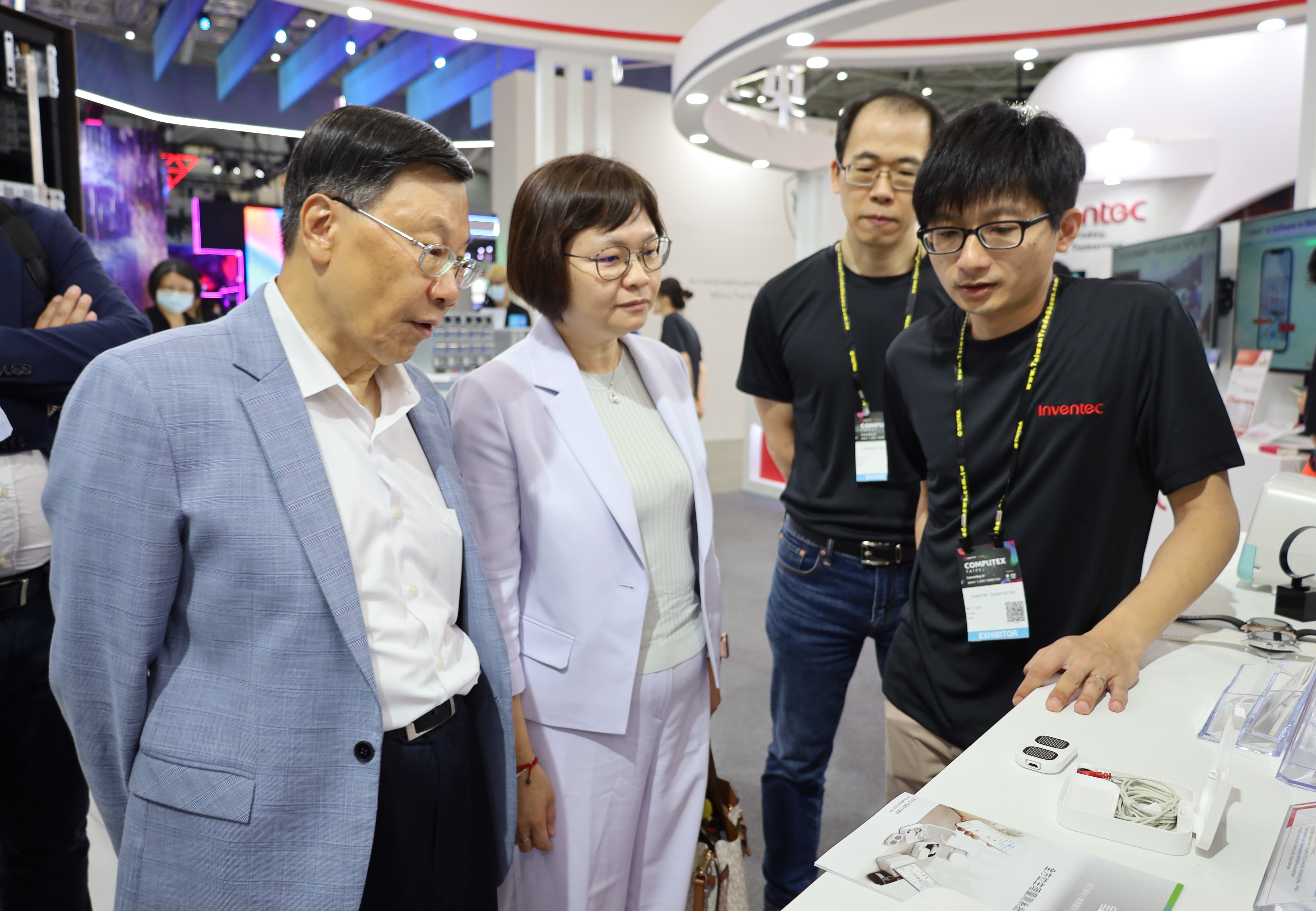 圖為亞大校長蔡進發(左1)、護理學院長吳樺姍(左2)，在Computex展英業達展位，了解其智慧醫療應用產品。