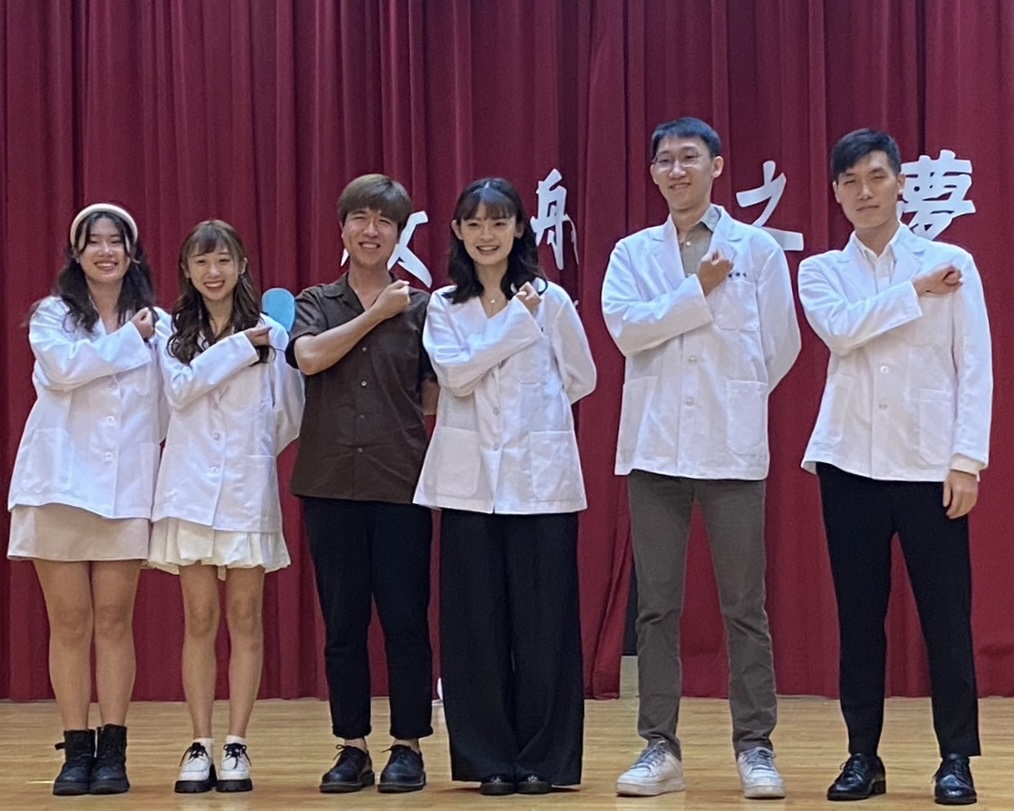 圖為亞大聽語系廖己葦老師(左3),與大三語言組授袍同學。