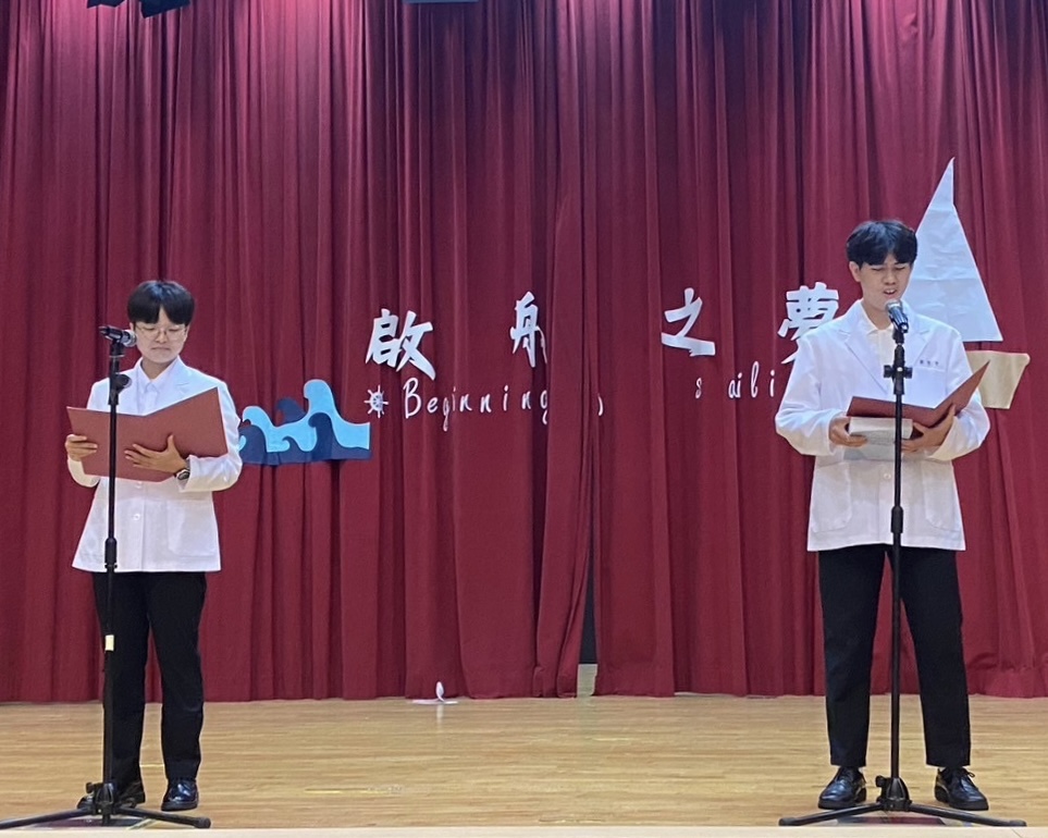 圖為亞大聽語系授袍典禮,鄭捷伃(左)、謝智宇(右)同學代表宣誓。