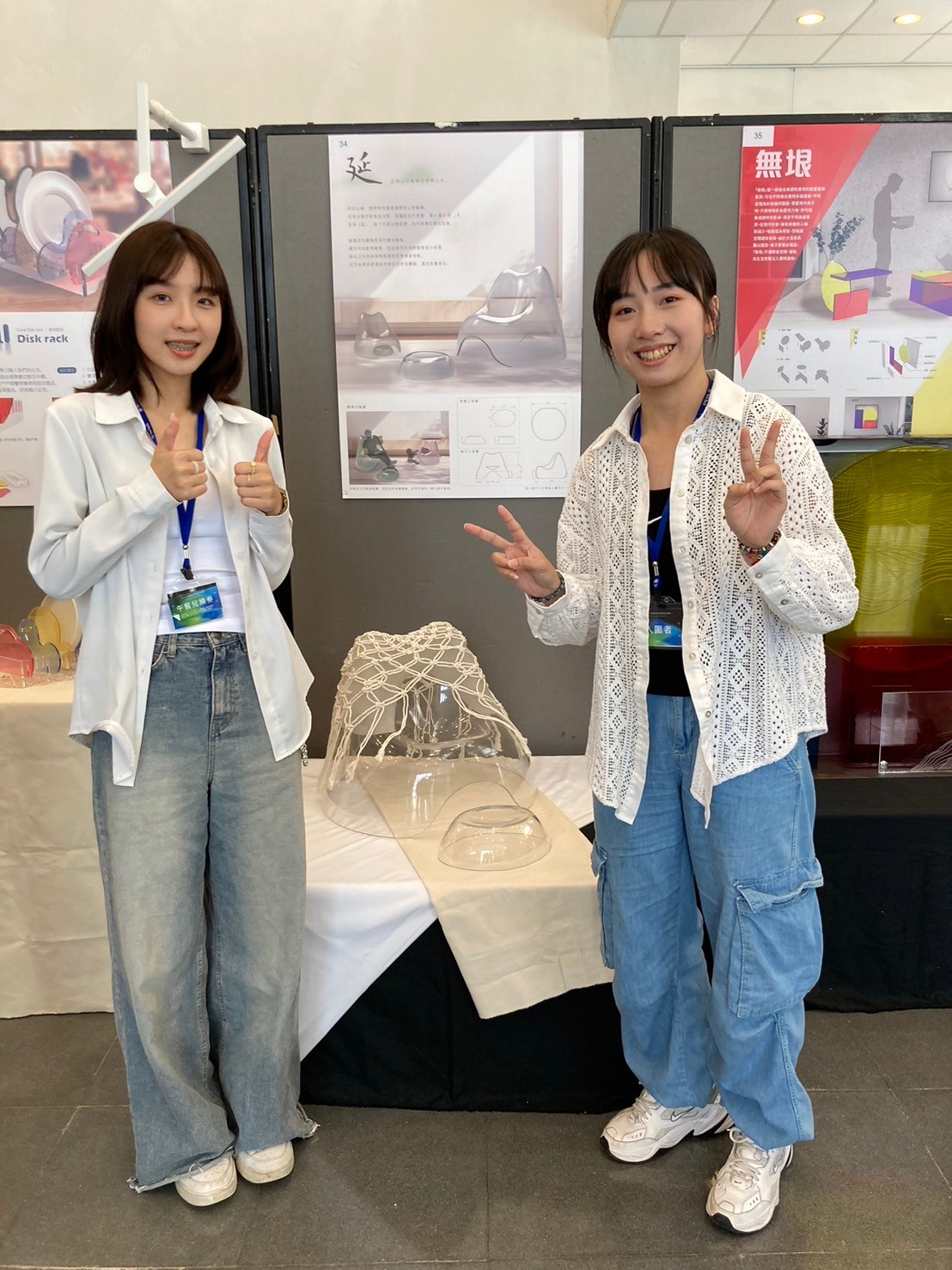 圖為亞大商設系曾程畇(左)、張予瑄(右)同學,和他們的獲獎作品《延》。