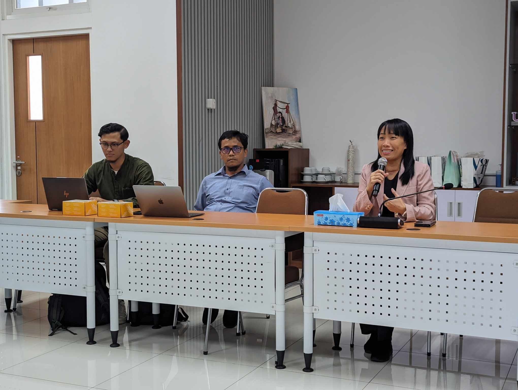 圖為印尼國立日惹大學(Universitas Gadjah Mada)技職學院副院長Dr. Endang Soelistiyowati(右1)表示,該校很樂意推薦學生參與亞大資工系的新型專班。
