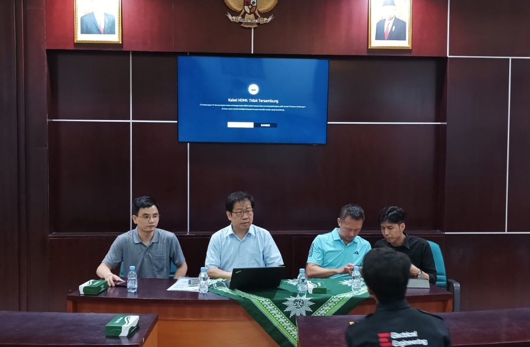 圖為亞大資工系主任朱學亭(左2)等,在印尼日惹市進行新型專班的實體面試。
