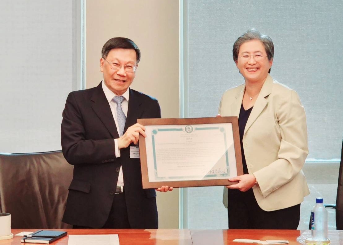 亞大校長蔡進發(左)頒授名譽博士,予美國AMD董事長兼執行長蘇姿丰博士。
