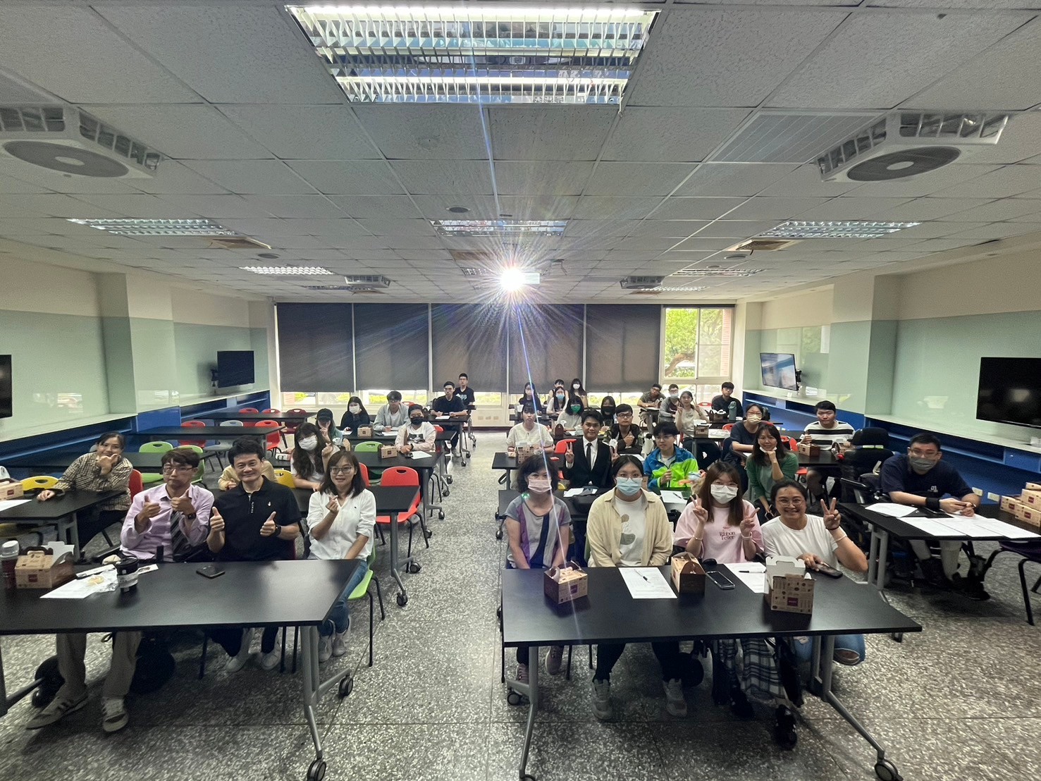 圖為台積電來亞大,舉辦身障生徵才說明會,參與師生合影。