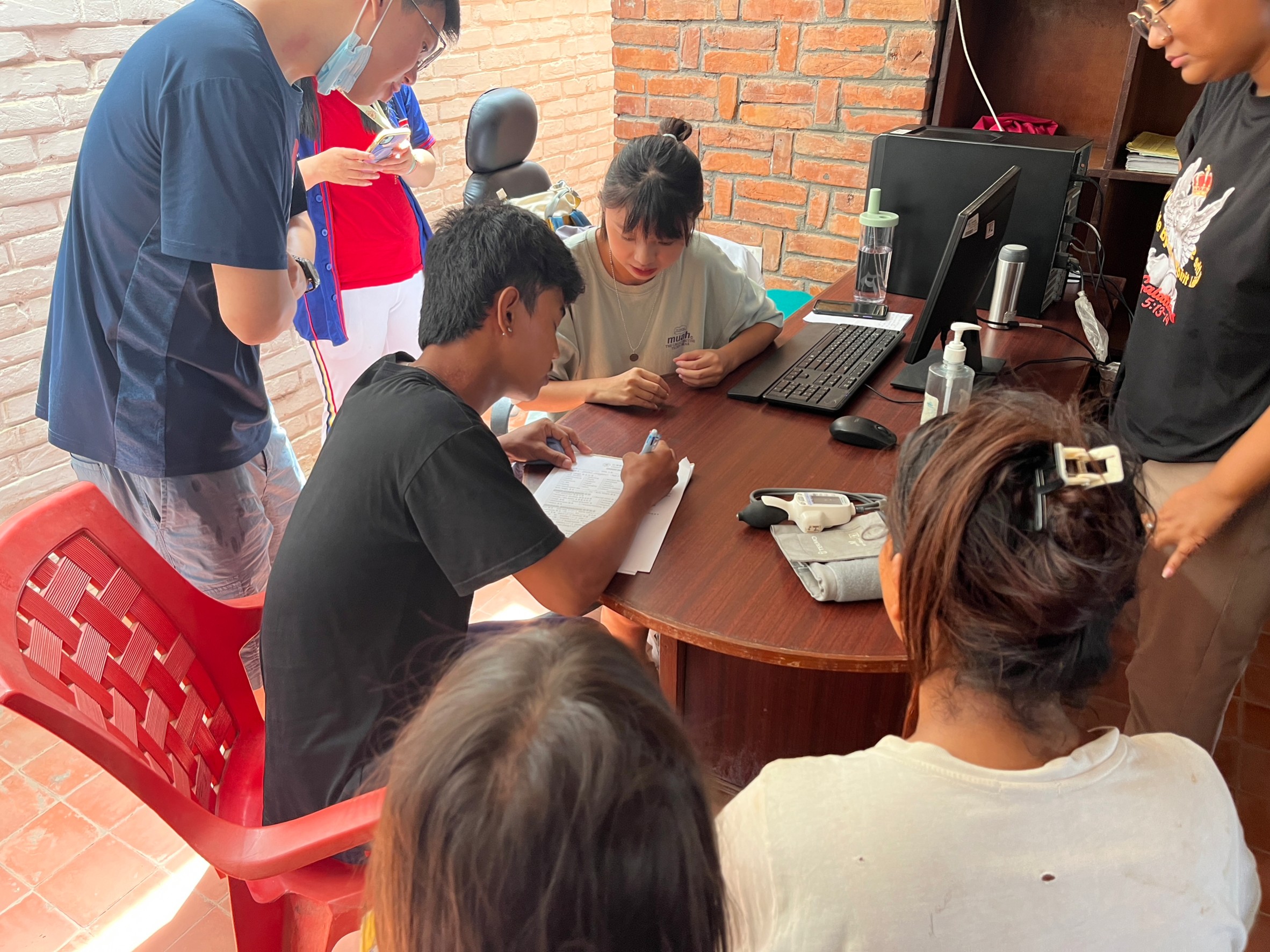 亞大護理學院國際醫療志工團,將第5次深入尼泊爾。圖為志工團學生去年在尼泊爾當地,為民眾進行掛號問診分類。