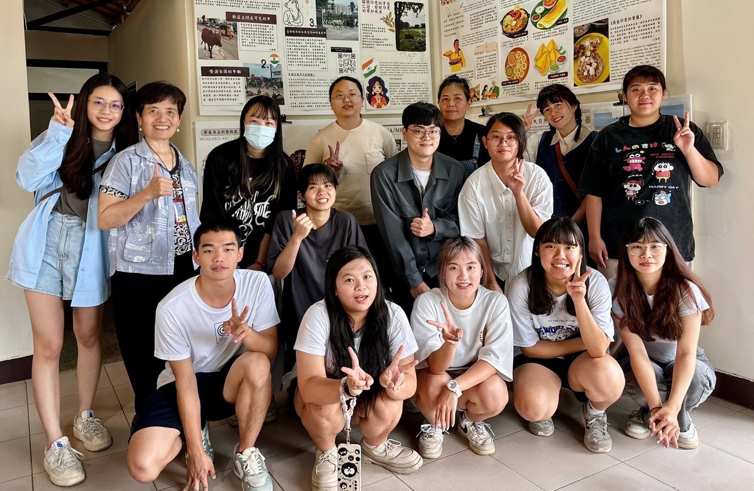 圖為亞大志工團同學,行前演練透過舞蹈表演融入海外服務活動。