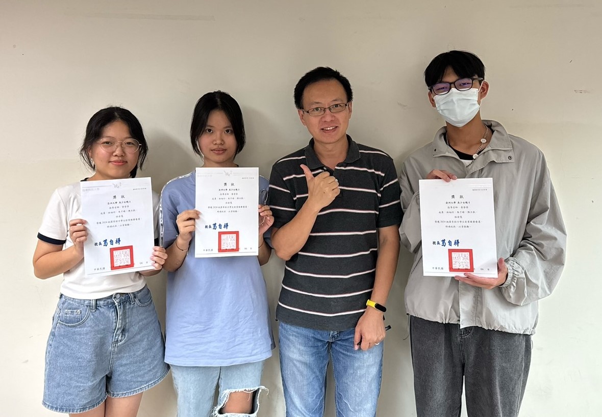 圖為亞大保健系指導老師黃晉修(左3),和獲獎的朱于晴(左1)、林姮玗(左2)、林俞寬(左4)同學合影。