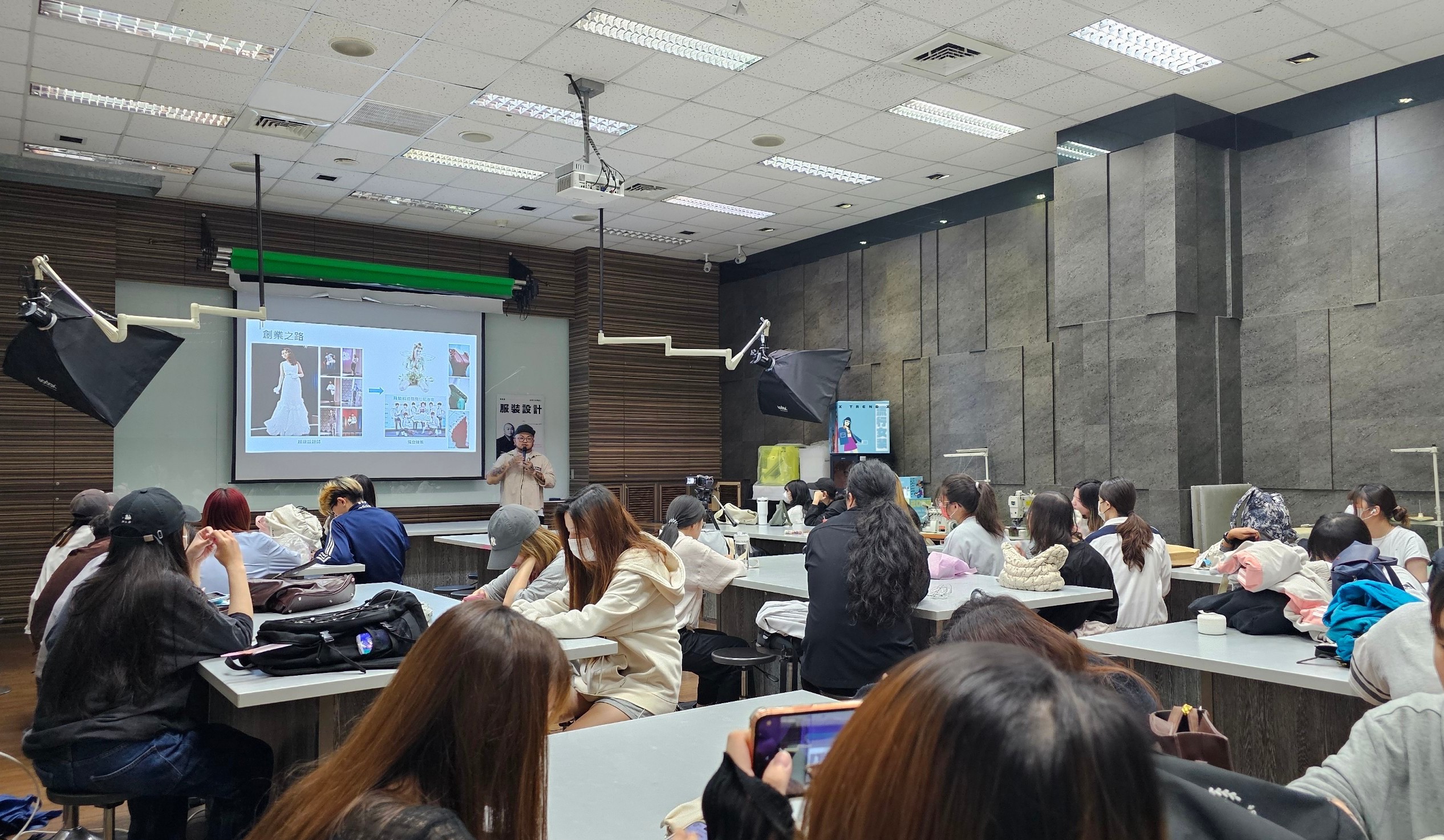 圖為亞大時尚系同學參與踴躍,仔細聆聽簡國彥設計師分享創業經歷心得。