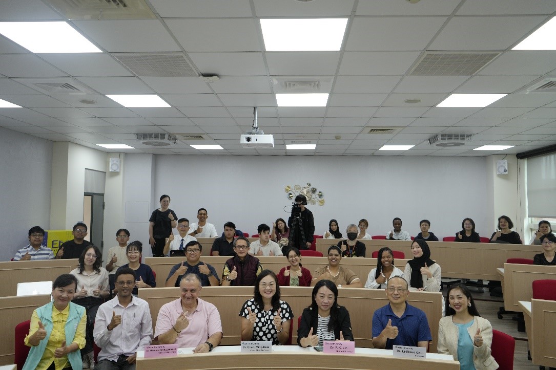圖為亞大管院EMI國際研討會,參與實體會議的專家學者、亞大師生合影。