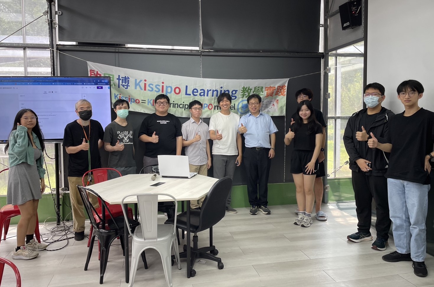 圖為亞大資電學院舉辦「AMD工作坊」,參與師生合影。