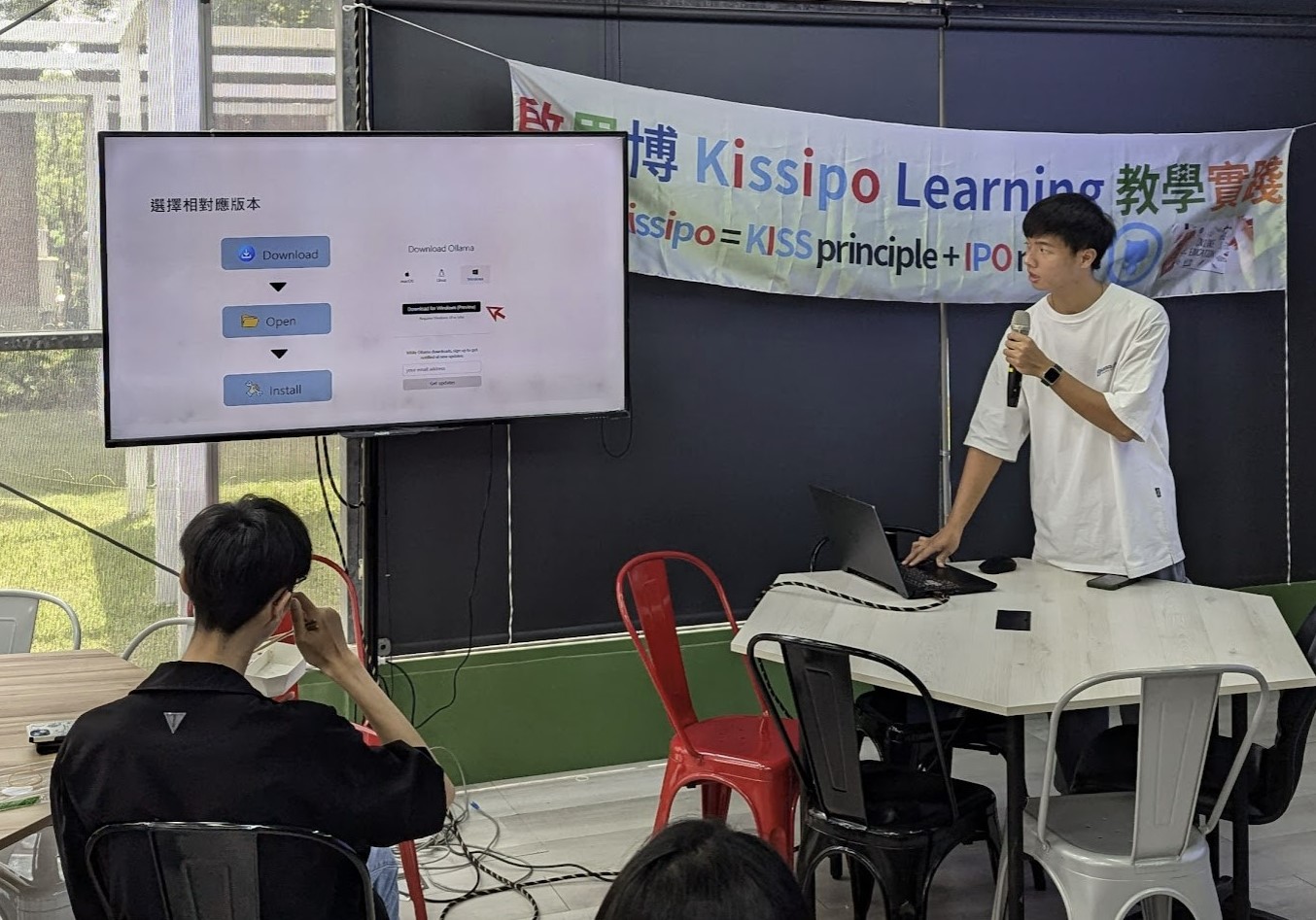 圖為生醫系李育全同學,介紹在AMD GPU上架設Ollama伺服器。