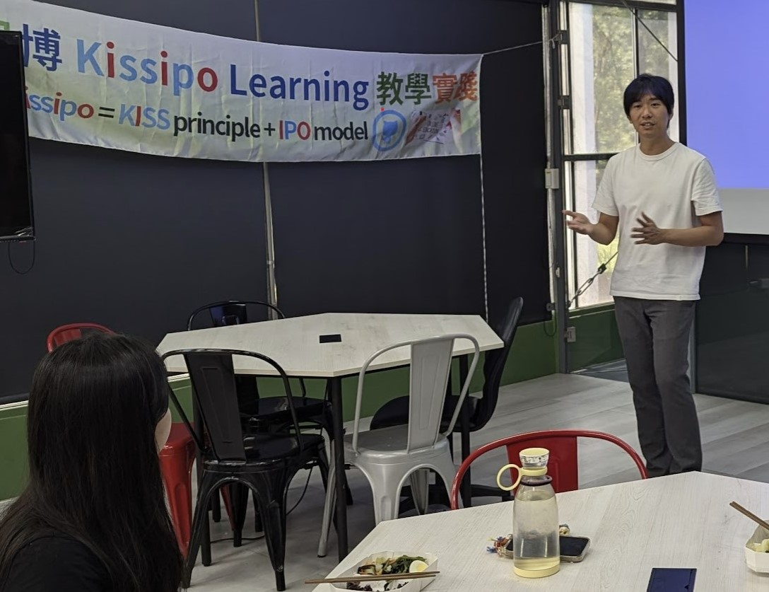 圖為亞大資電學院程式精英班主任陳政煥指出,亞大程式精英班在校內外AI競賽表現優異、獲獎眾多。