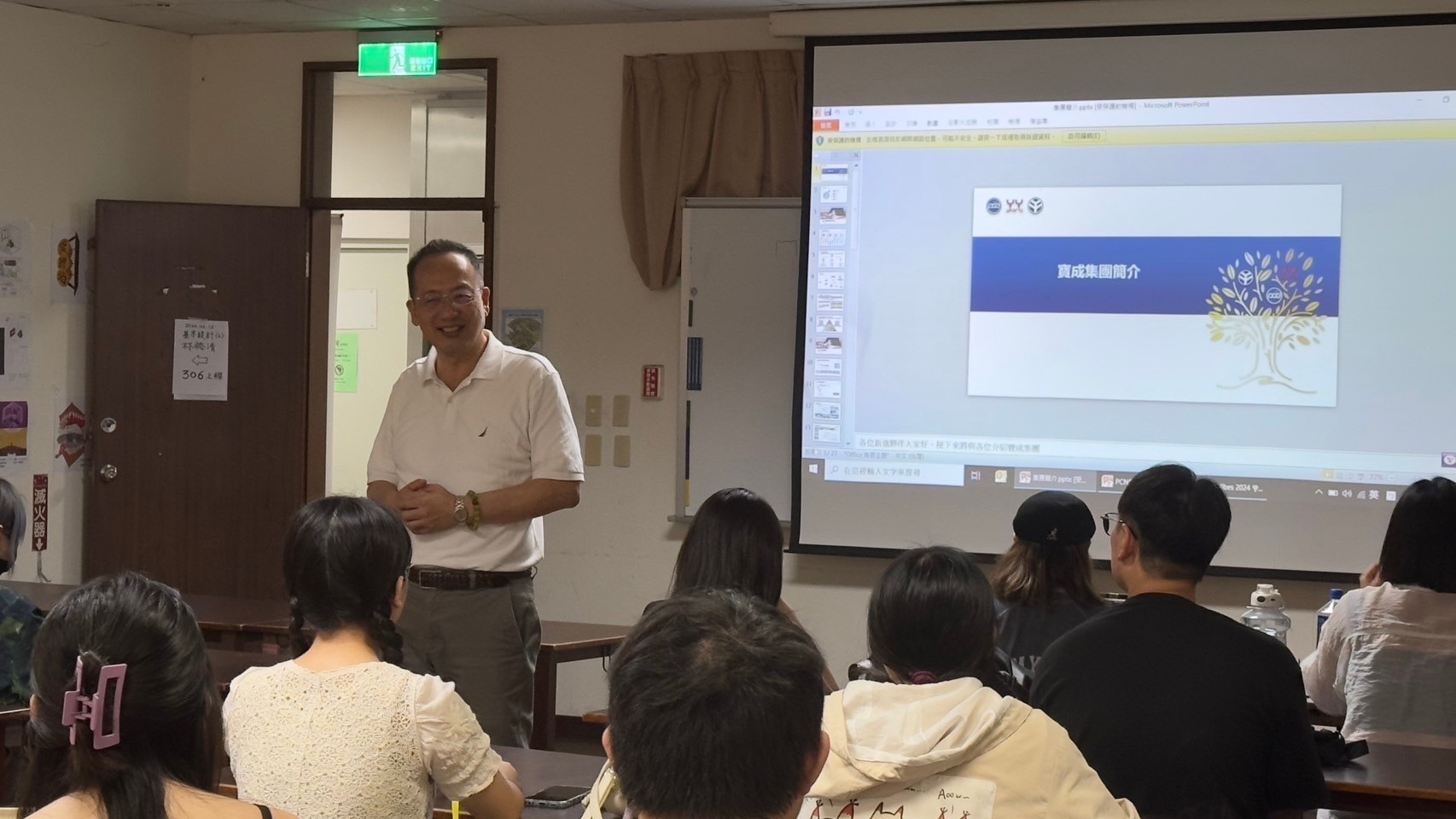 圖為寶成集團人事副總趙銘崇,向亞大數媒系師生說明。