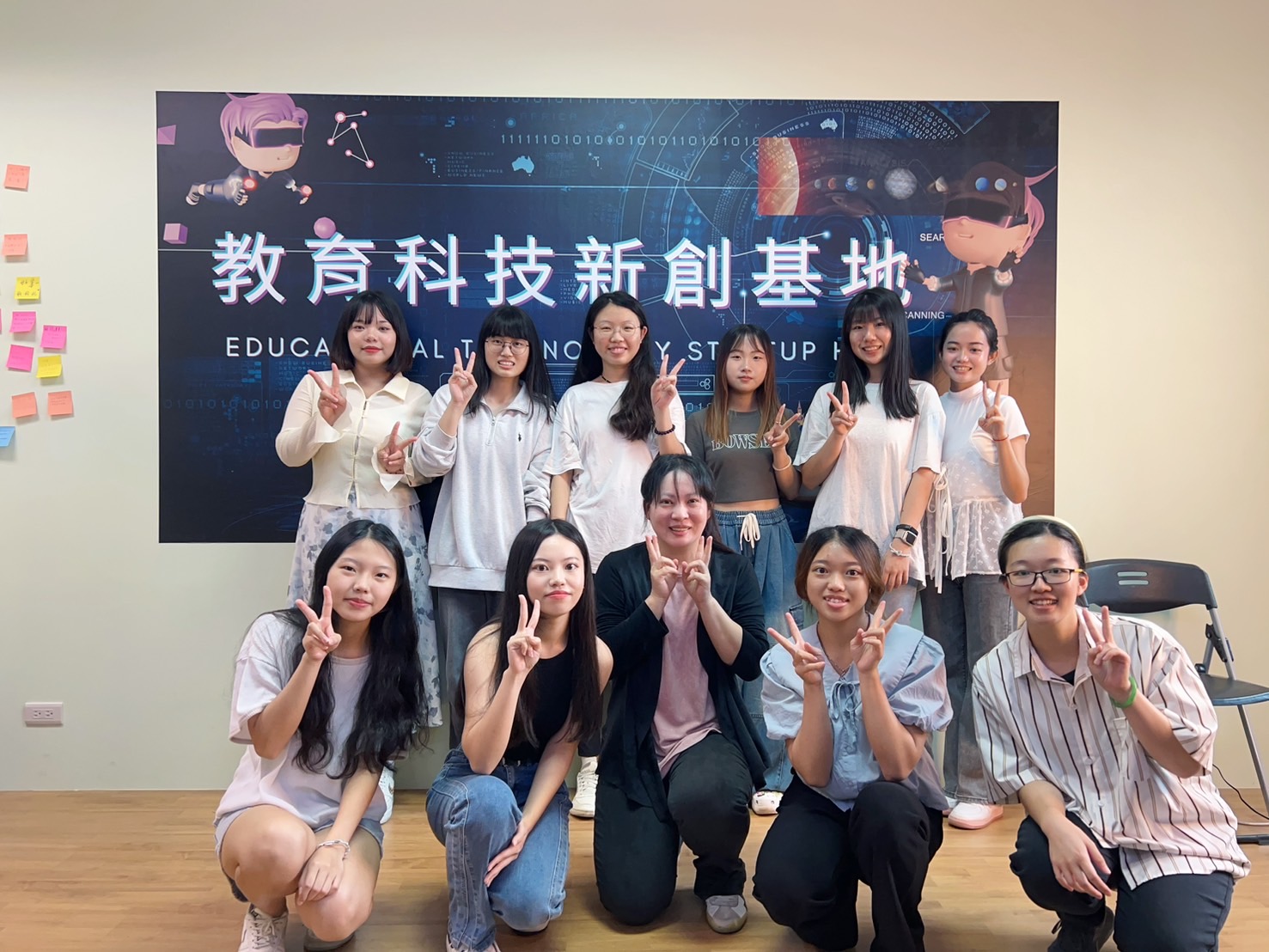 圖為亞大幼教系指導老師鄭雅文(前排中),與入圍同學在該系「教育科技創新基地」專業教室合影。