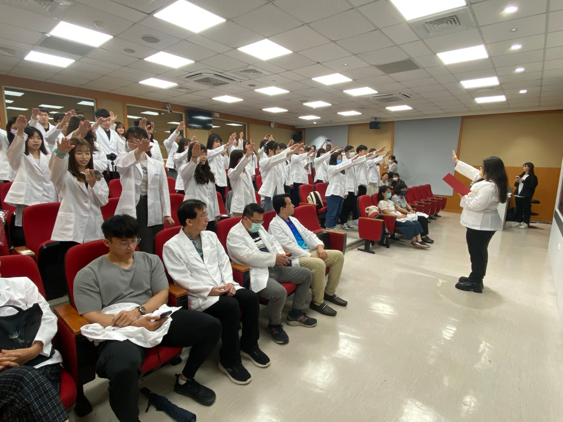 圖為亞大保健系授袍典禮,39位同學披上白袍宣示。