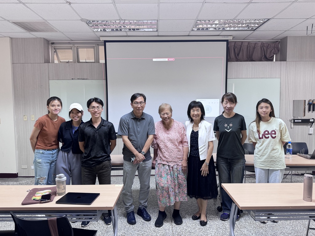 圖為亞大聽語系主任盛華(右3),歡迎美國德州農工大學馬文蘭老師(右4)、泰國馬氏聽語中心聽語專家等,來亞大參訪。